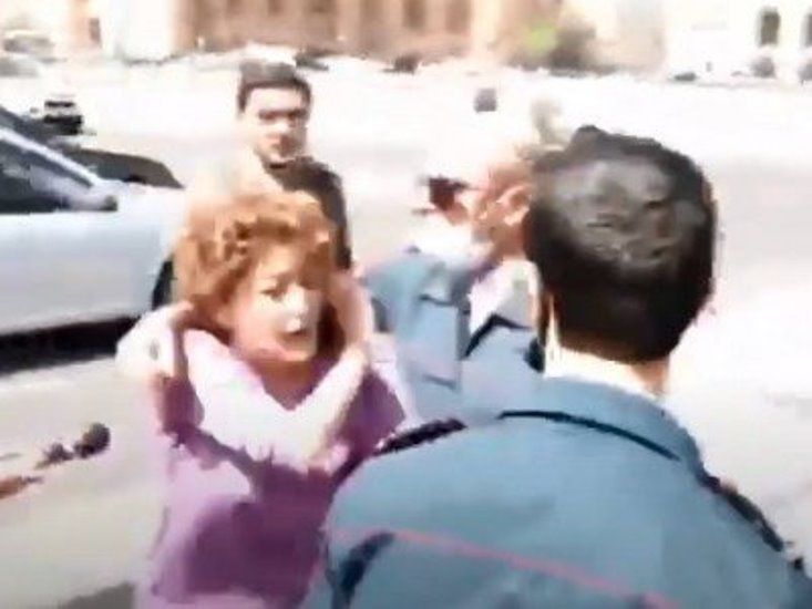 Ոստիկանները, ուժ կիրառելով, փորձել են բերման ենթարկել Վազգեն Մանուկյանի կնոջը